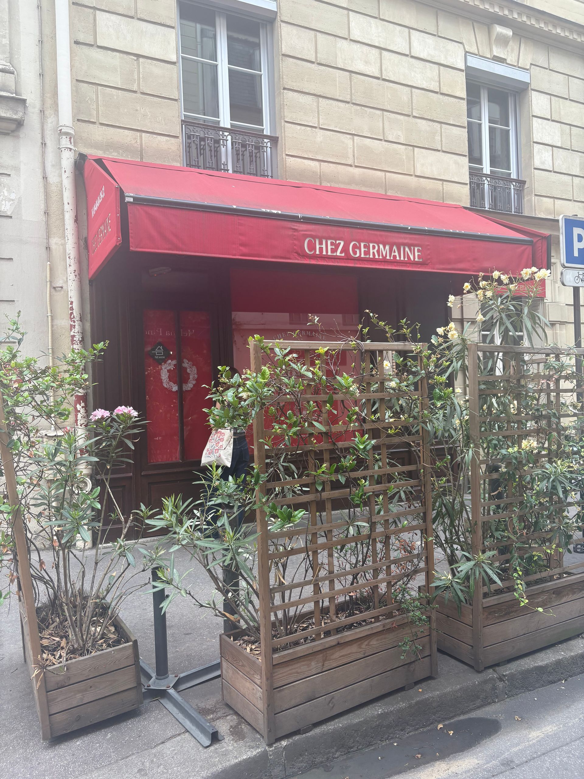 Un store rouge avec une écriture blanche