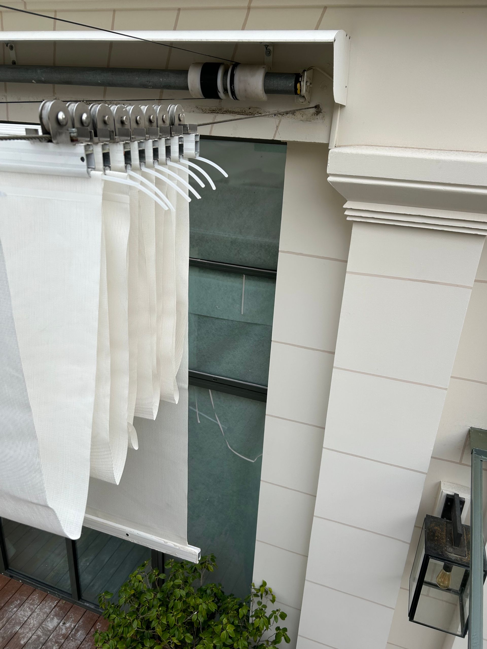 Un store blanc en éventail replié