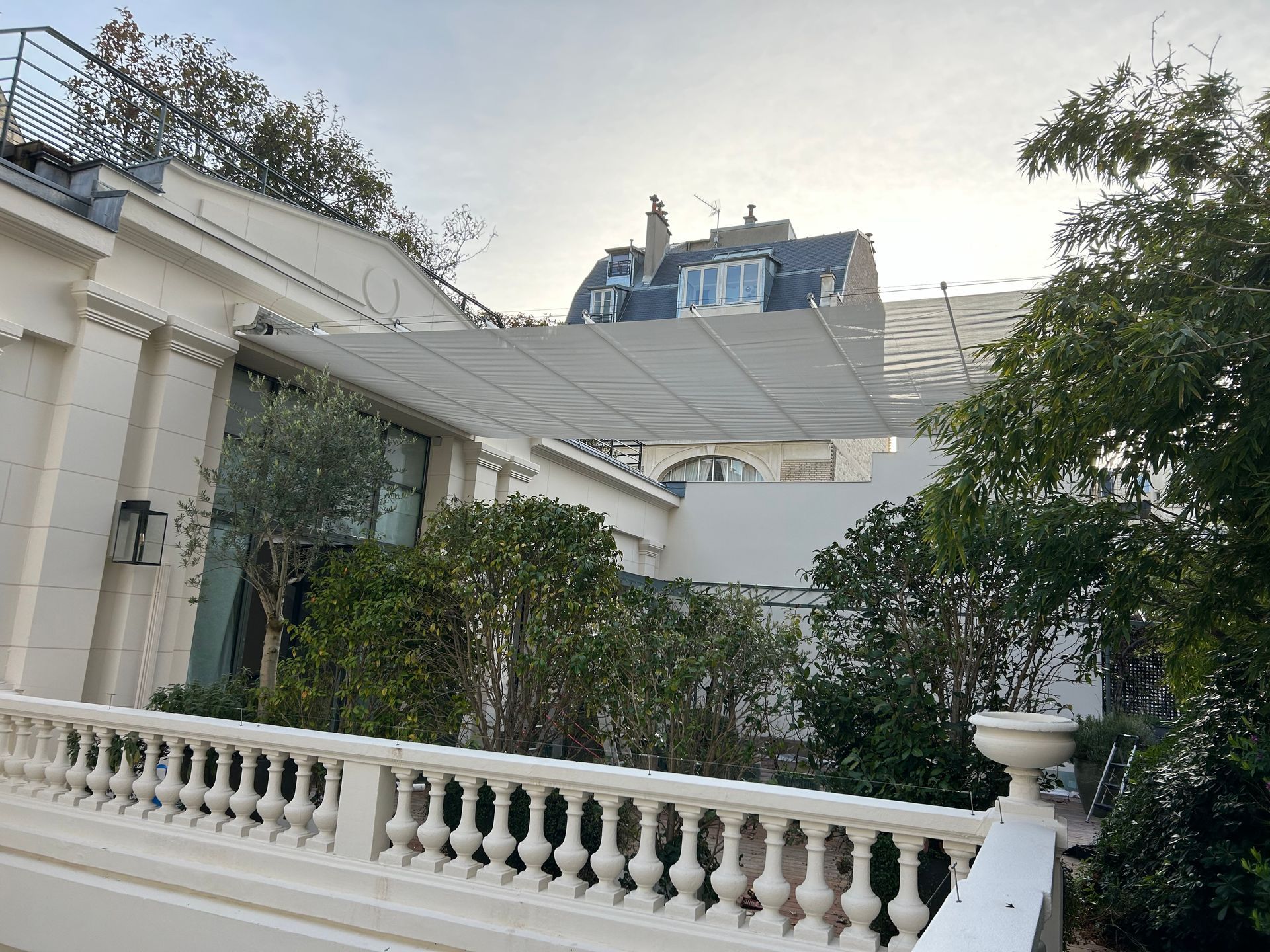 Un store blanc en éventail