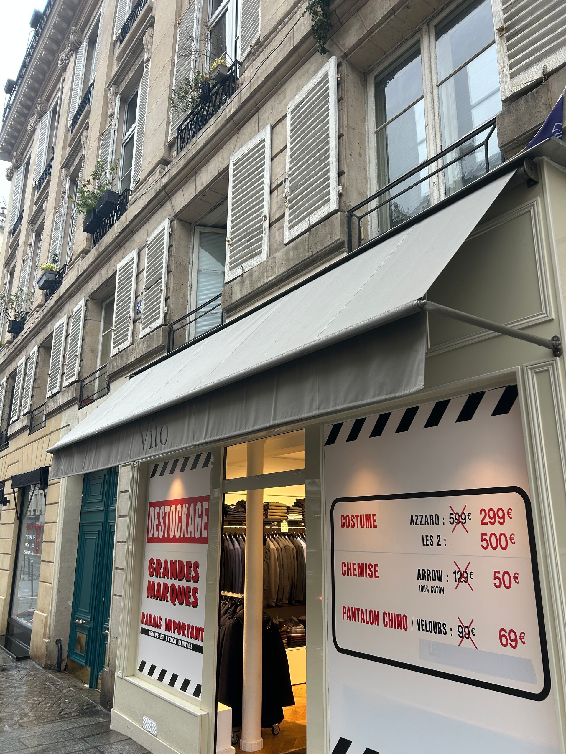 Un store blanc au dessus d'une devanture de magasin en destockage