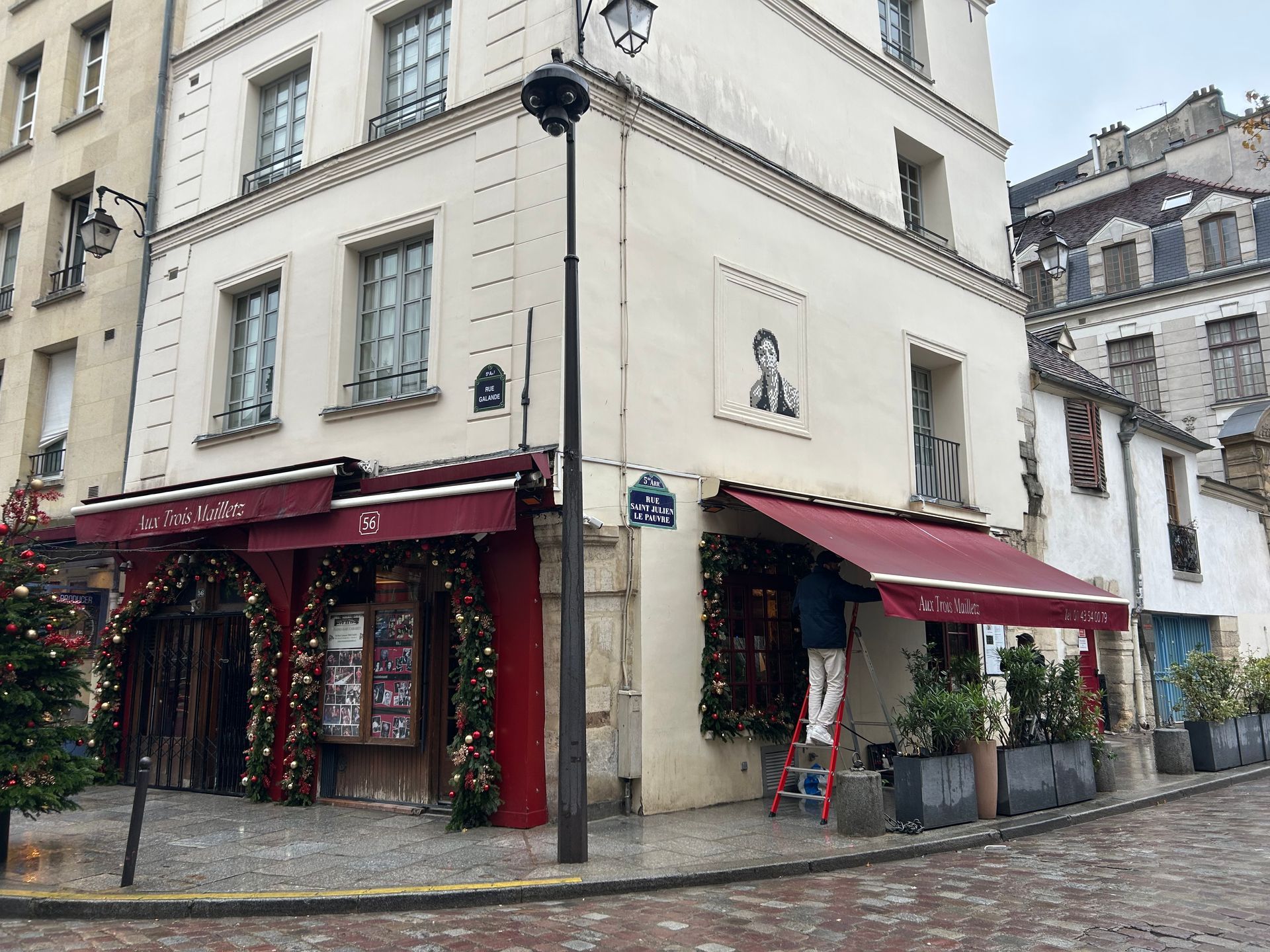 Trois stores rouge bordeaux 