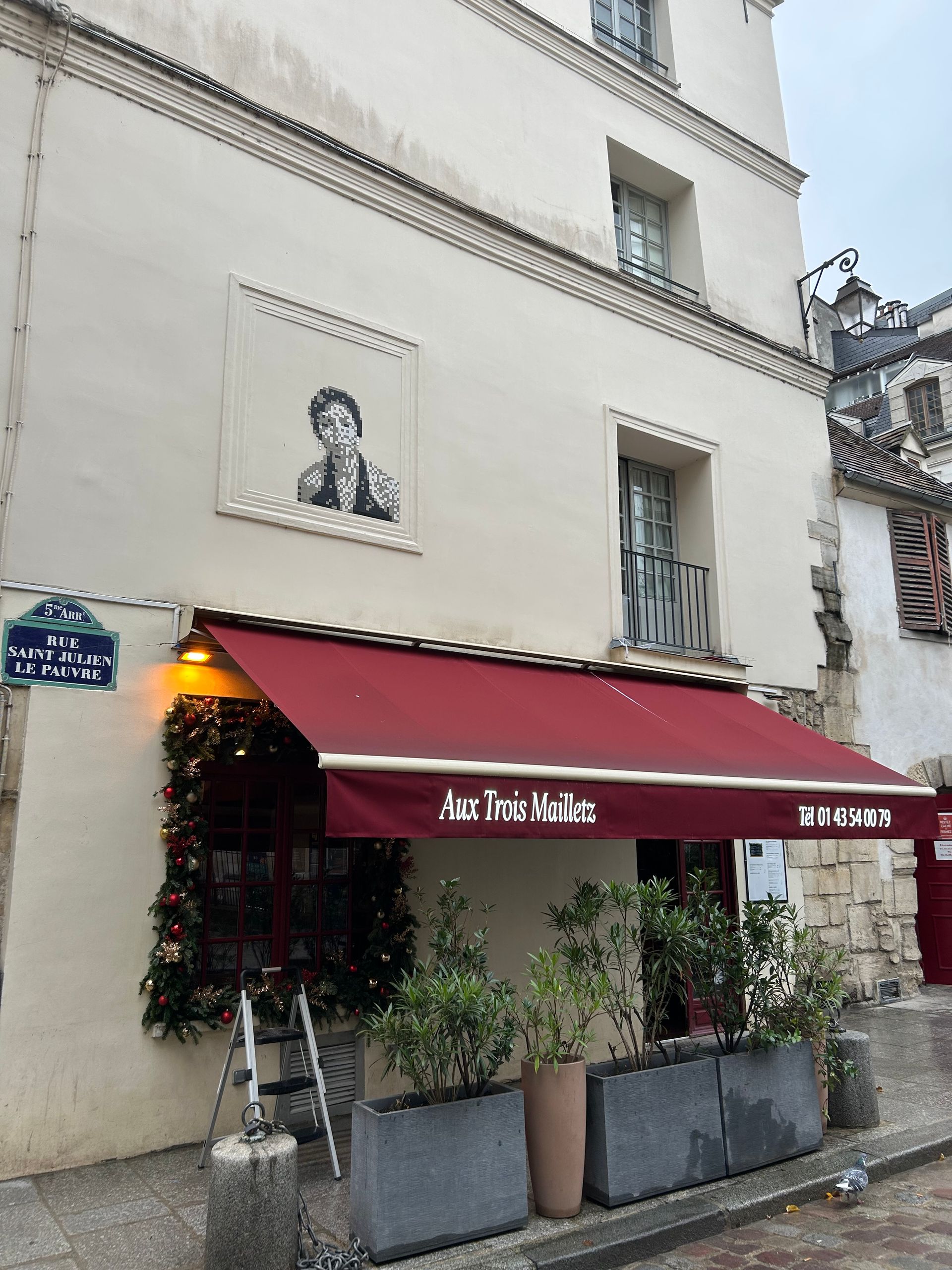 Un store rouge avec un dessin au dessus