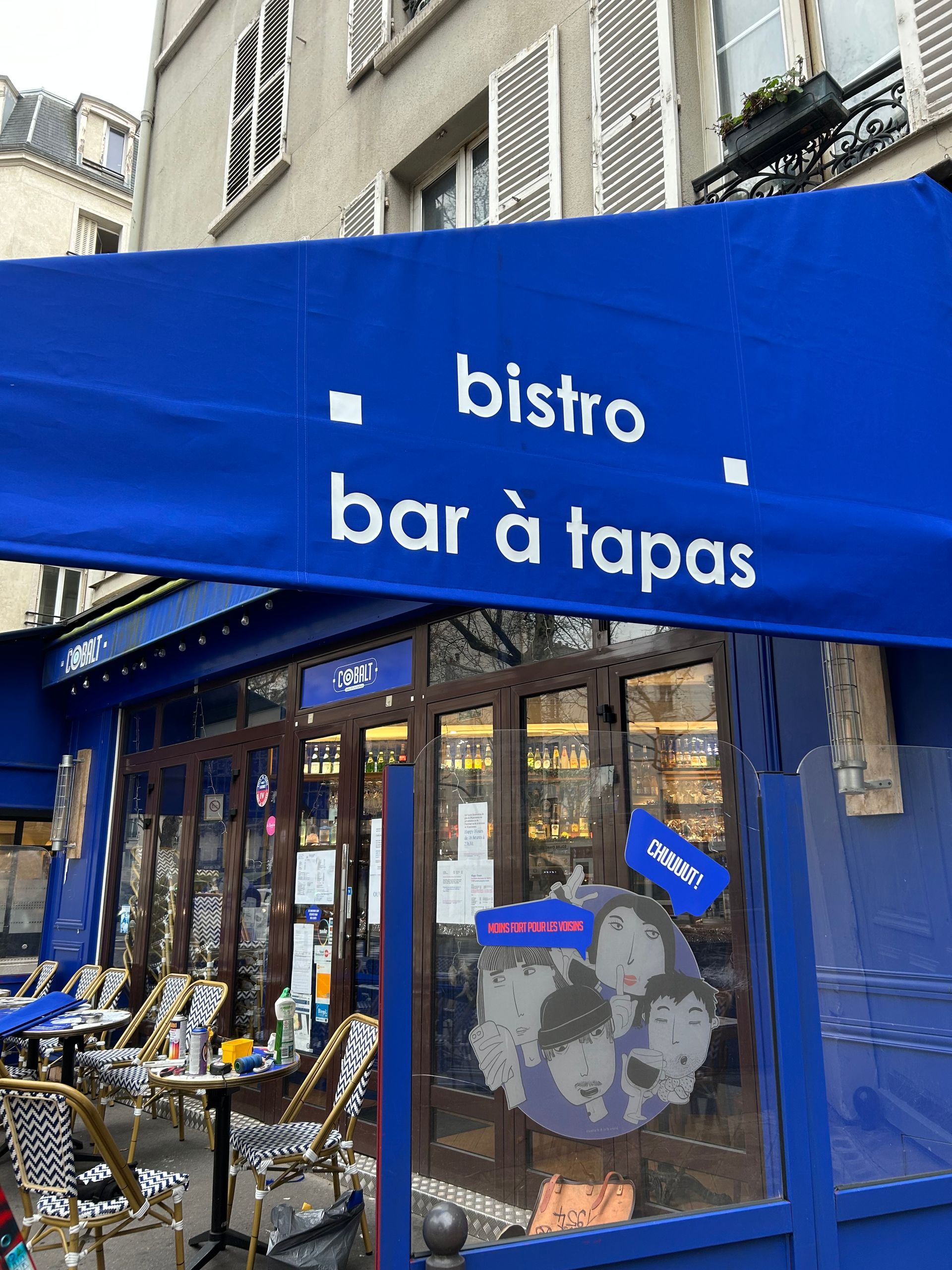 Un store bleu au dessus d'un bar