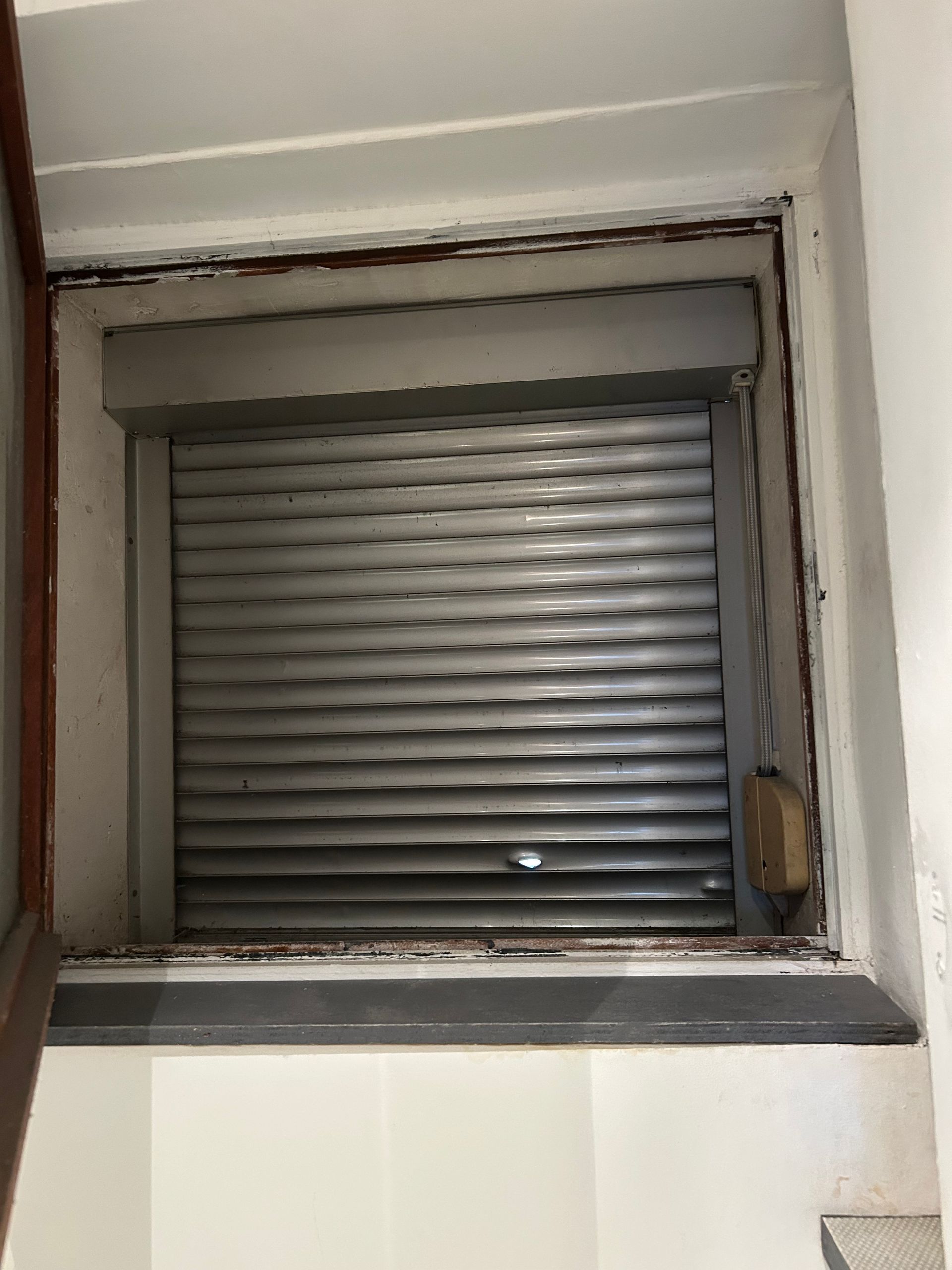 Grille de sécurité devant une boutique