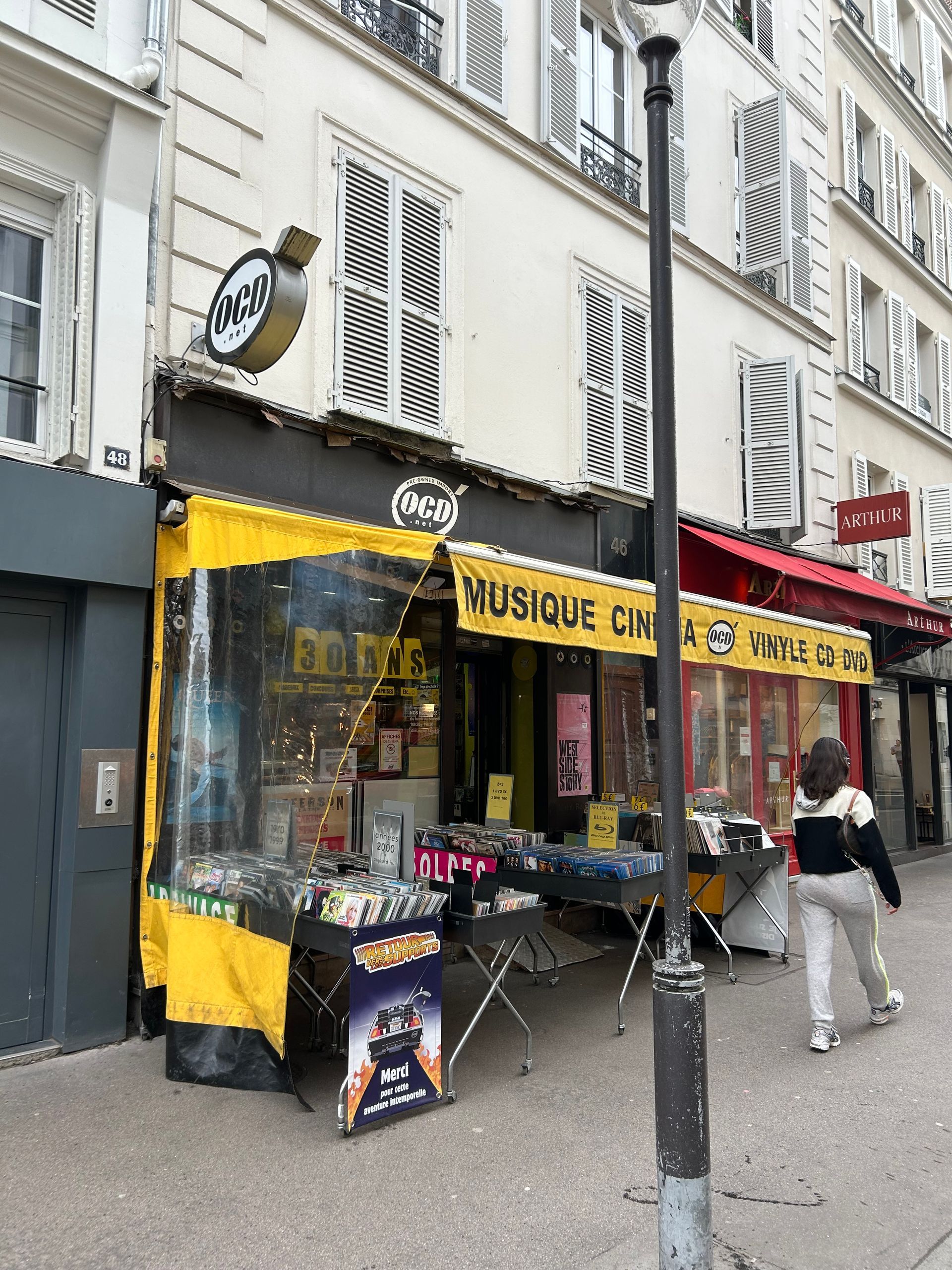 Un store jaune avec une devanture grise