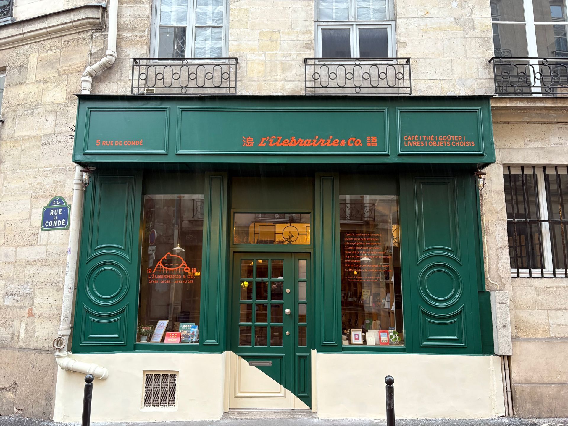 Une devanture verte avec une écriture orange