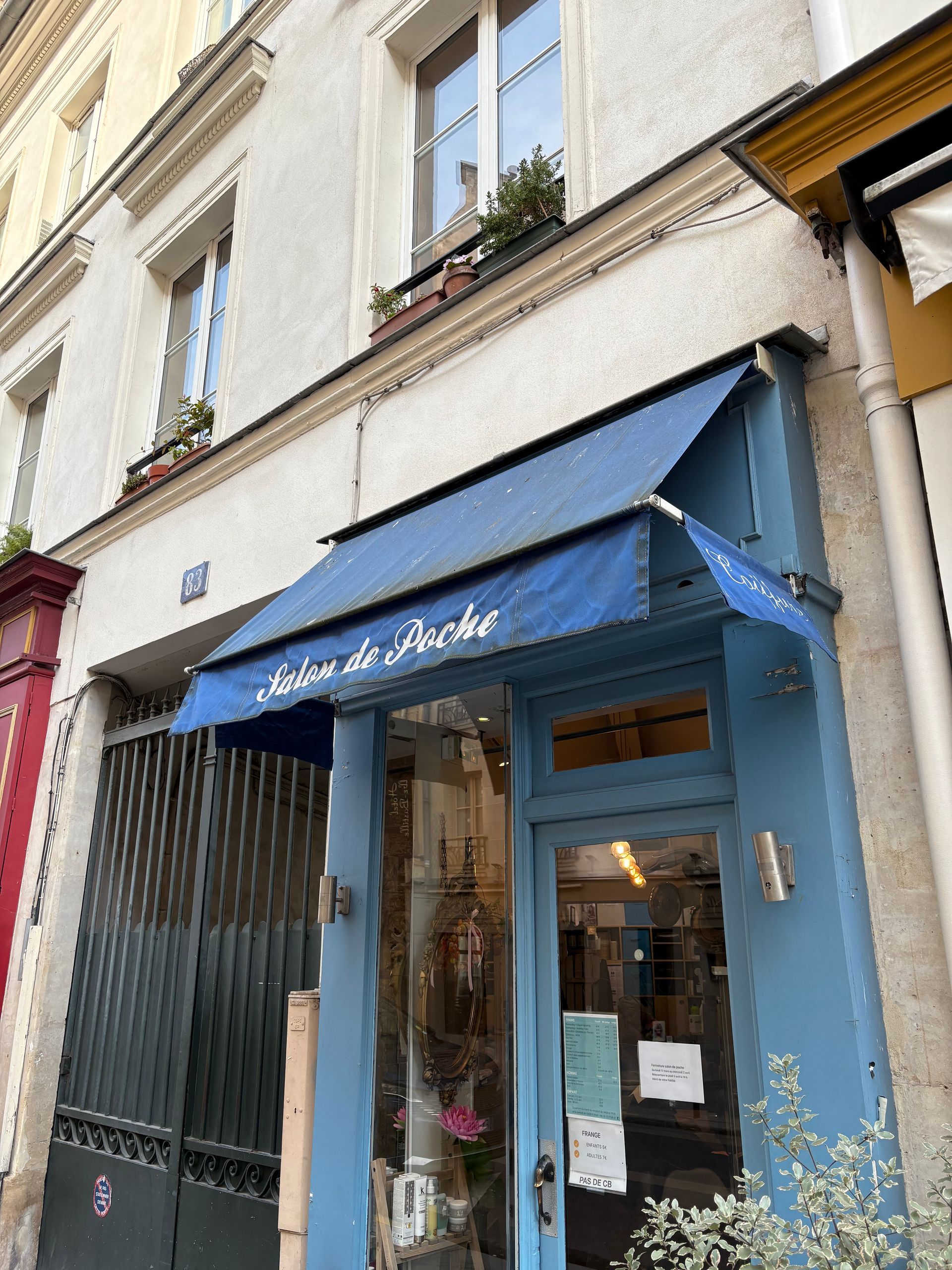 Un store bleu avec une écriture blanche