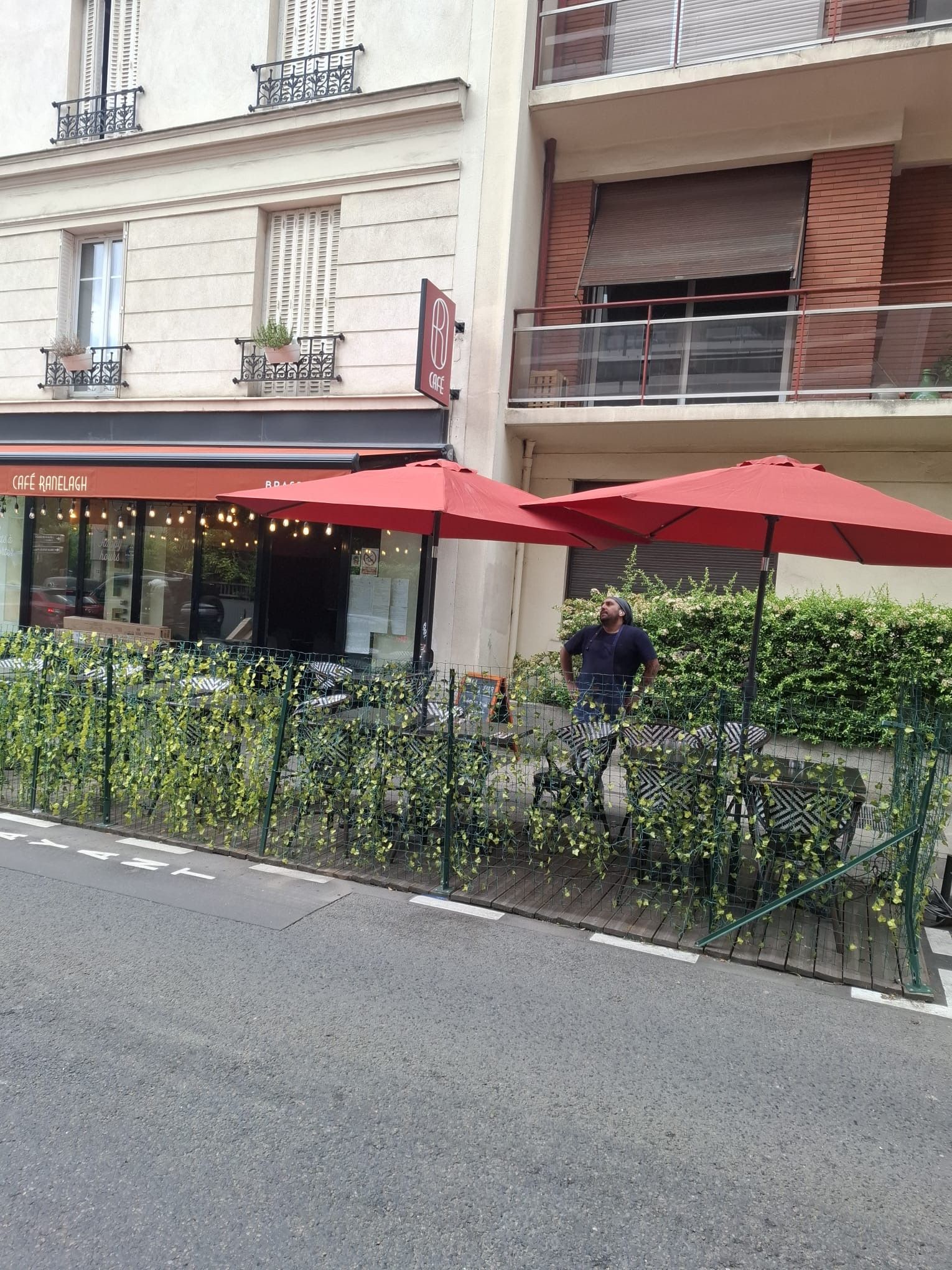 Des parasols rouges avec des plantes