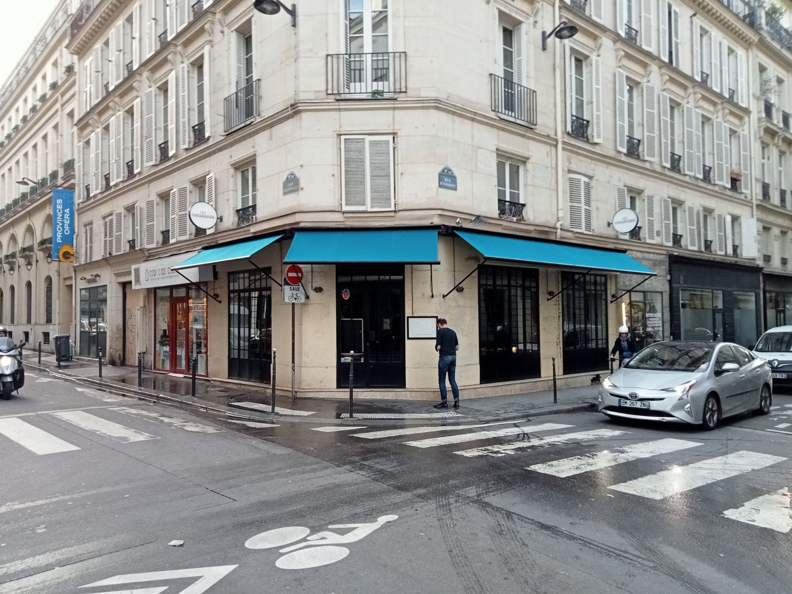 Un store bleu turquoise