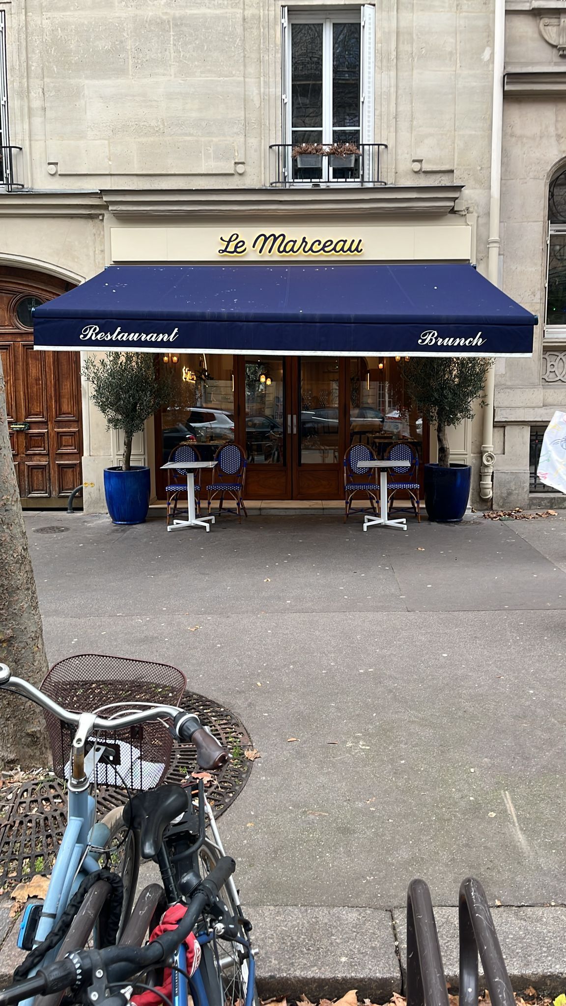 Un store bleu foncé