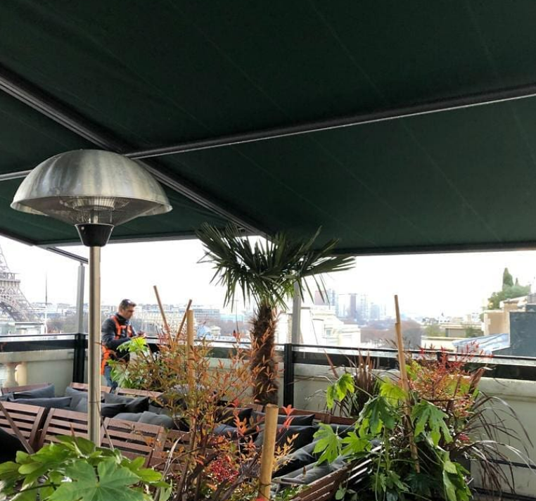 Un store avec une lampe