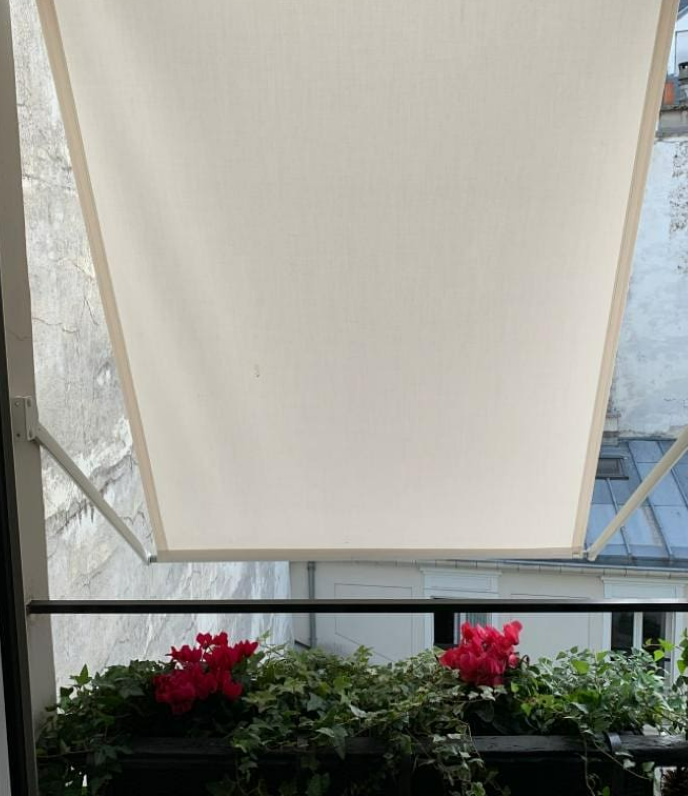 Un store blanc devant une fenêtre