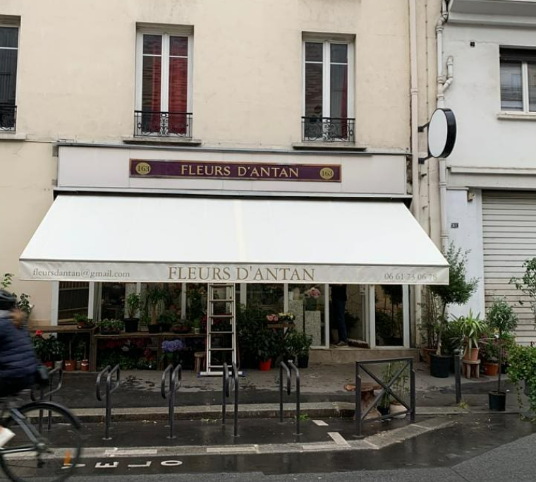 Un store devant une fleuriste