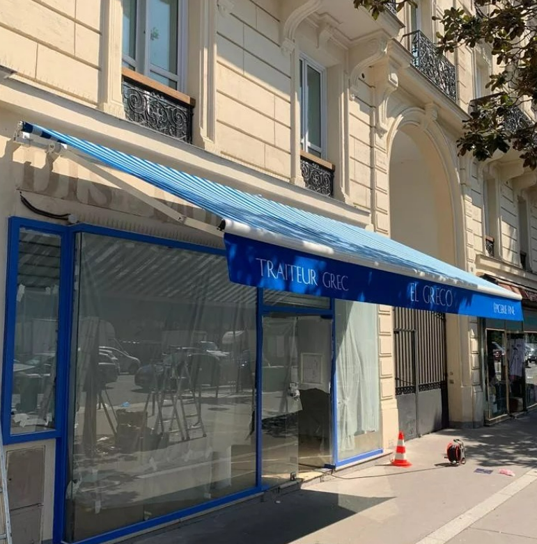 Un store bleu avec des rayures blanches