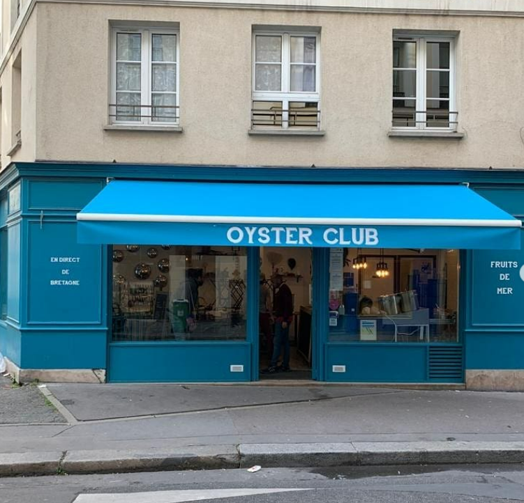 Un store bleu avec du texte blanc