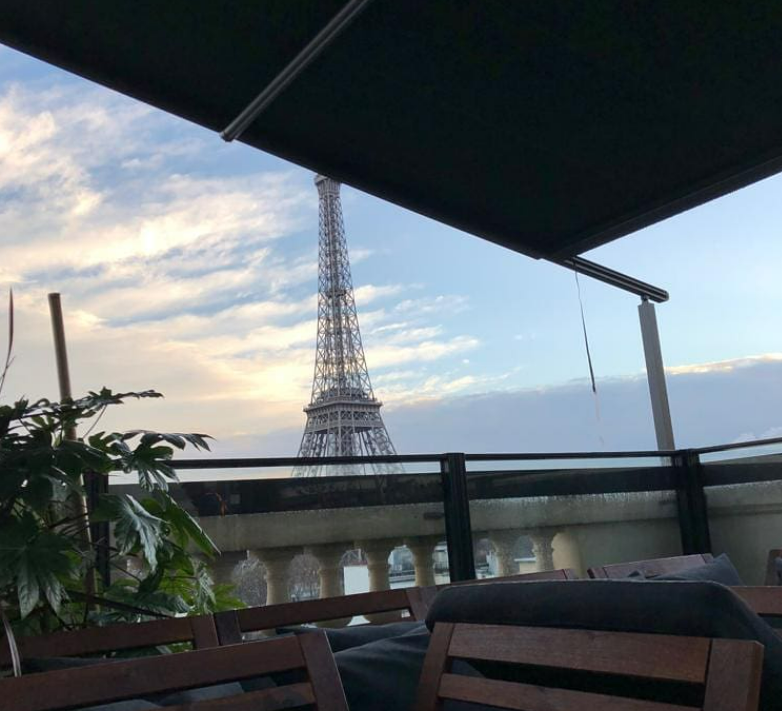 Un store avec la tour Eiffel