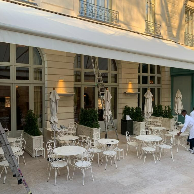 Pergola blanche devant un restaurant