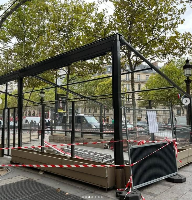 Pergola en construction avec une rubalise