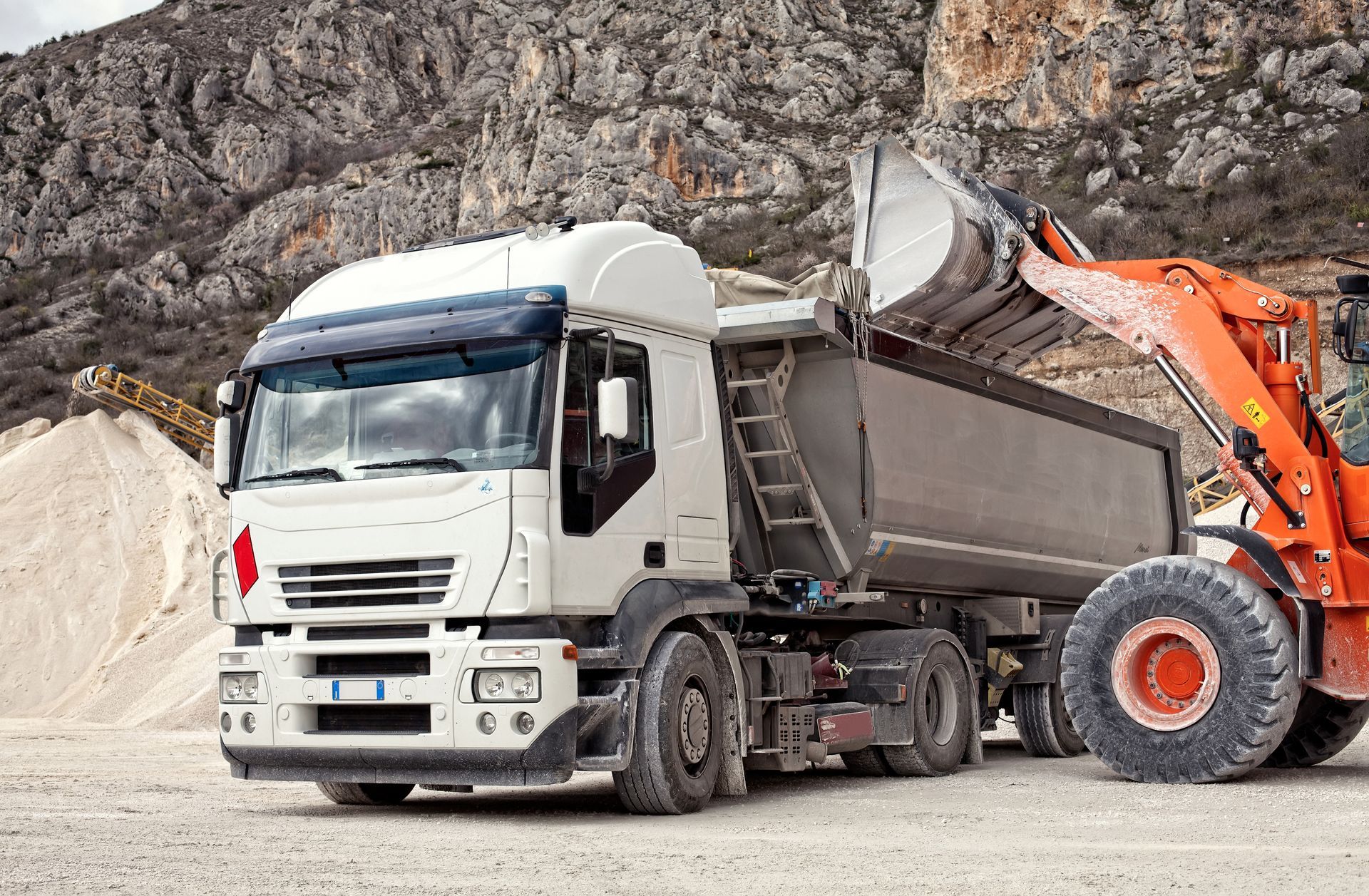 Camion benne avec chauffeur