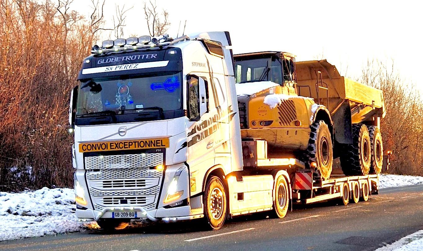 Camion transportant un engin de chantier