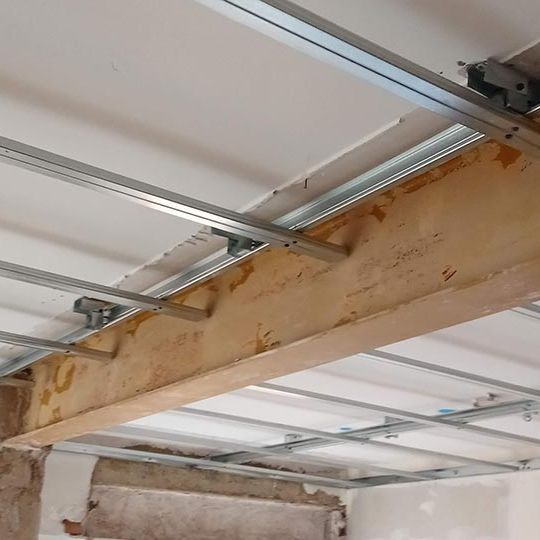 Un techo con estructura de metal y vigas de madera.