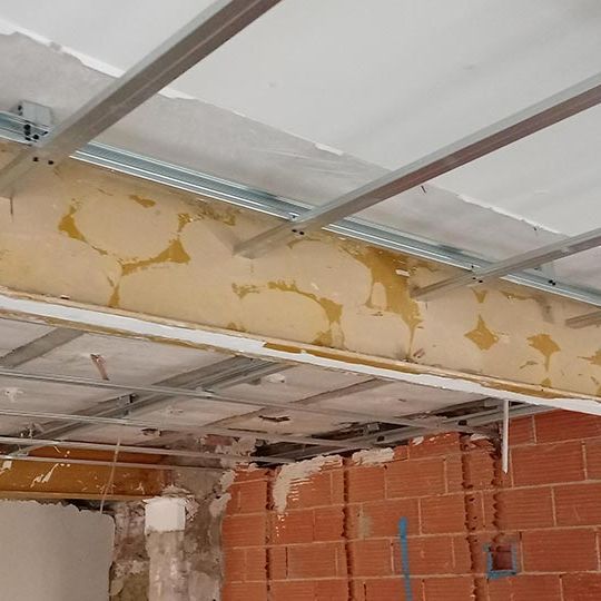 Un techo con una pared de ladrillos al fondo