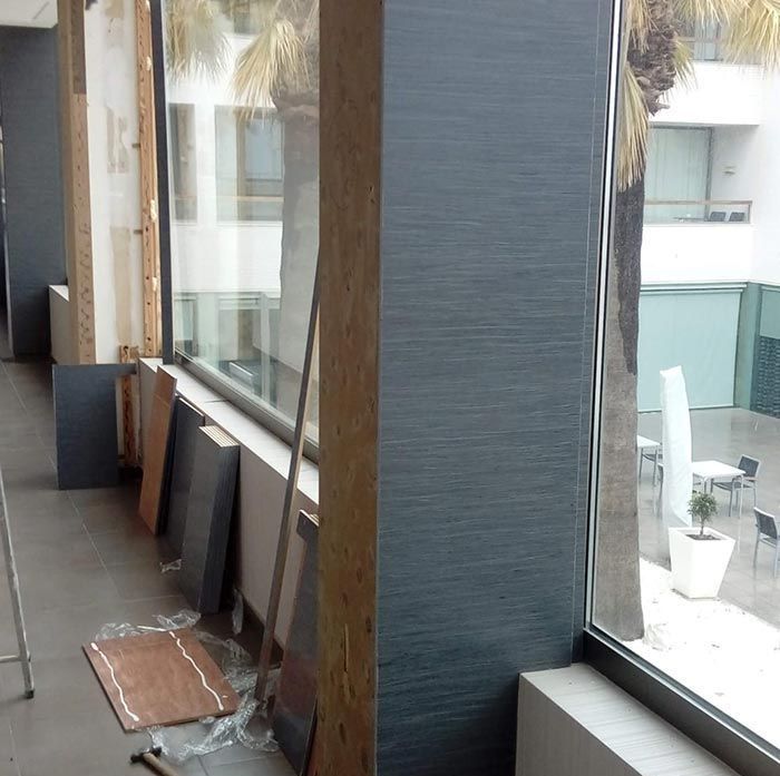 Una habitación con muchas ventanas y una escalera.