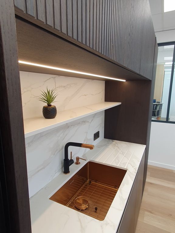 Évier avec rebord pour égoutter, étagères et lumière sous placard