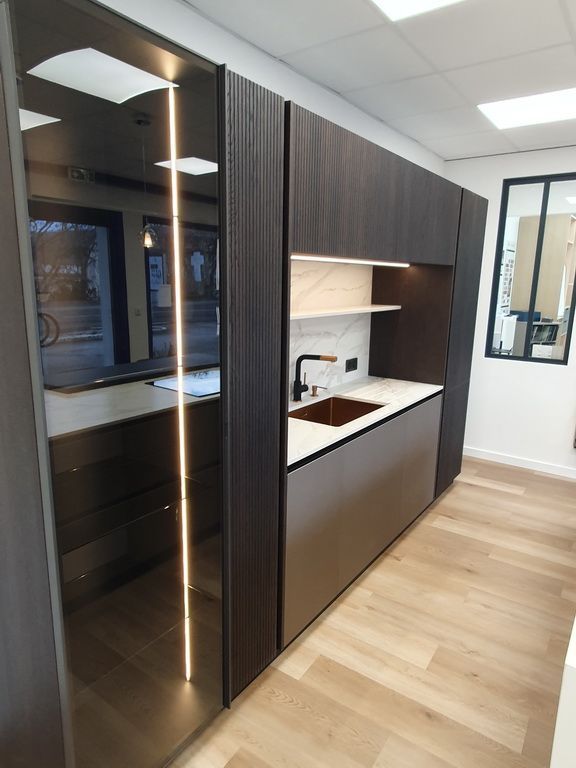 Cuisine avec évier et porte vitrée