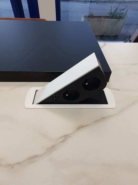 Prises cachées dans le plan de travail