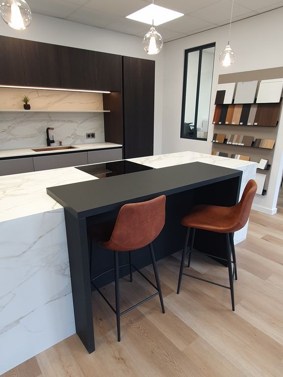 Table avec chaises hautes sous un plan de travail