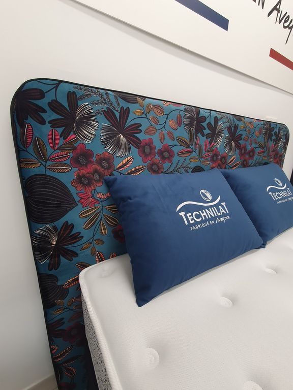 Tête de lit et coussins de la marque Technilat
