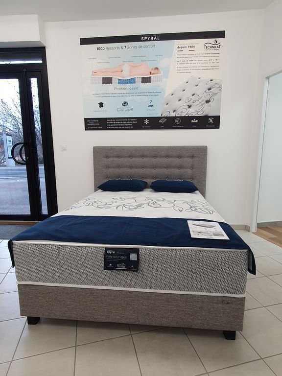 Lit double avec literie