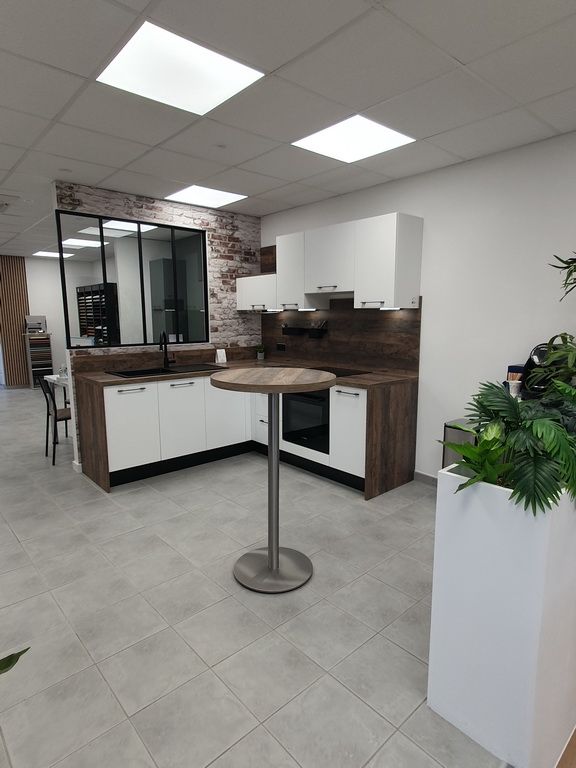 Cuisine en coin avec table haute