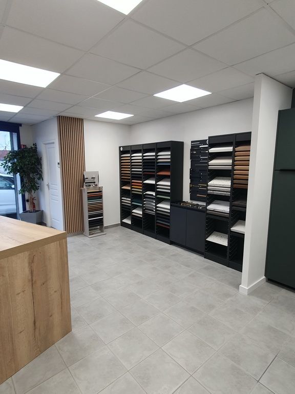 Meuble de rangement avec plusieurs exemplaires de couleurs et bois