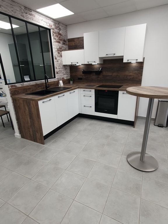 Cuisine en coin avec évier, placards muraux, plaques et four