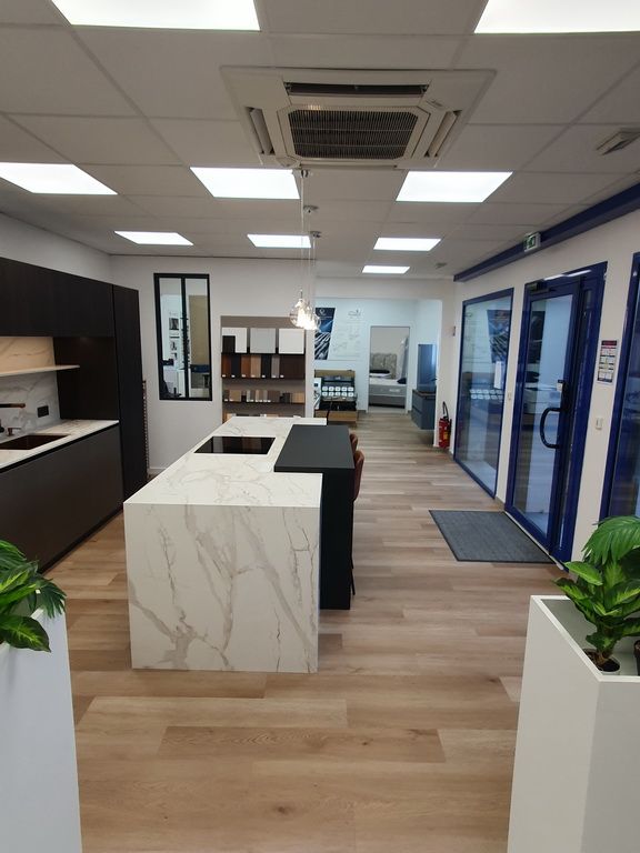Showroom avec cuisine munie d'un plan de travail à l'américaine