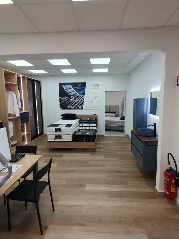 Showroom avec lit double composé de matelas simple