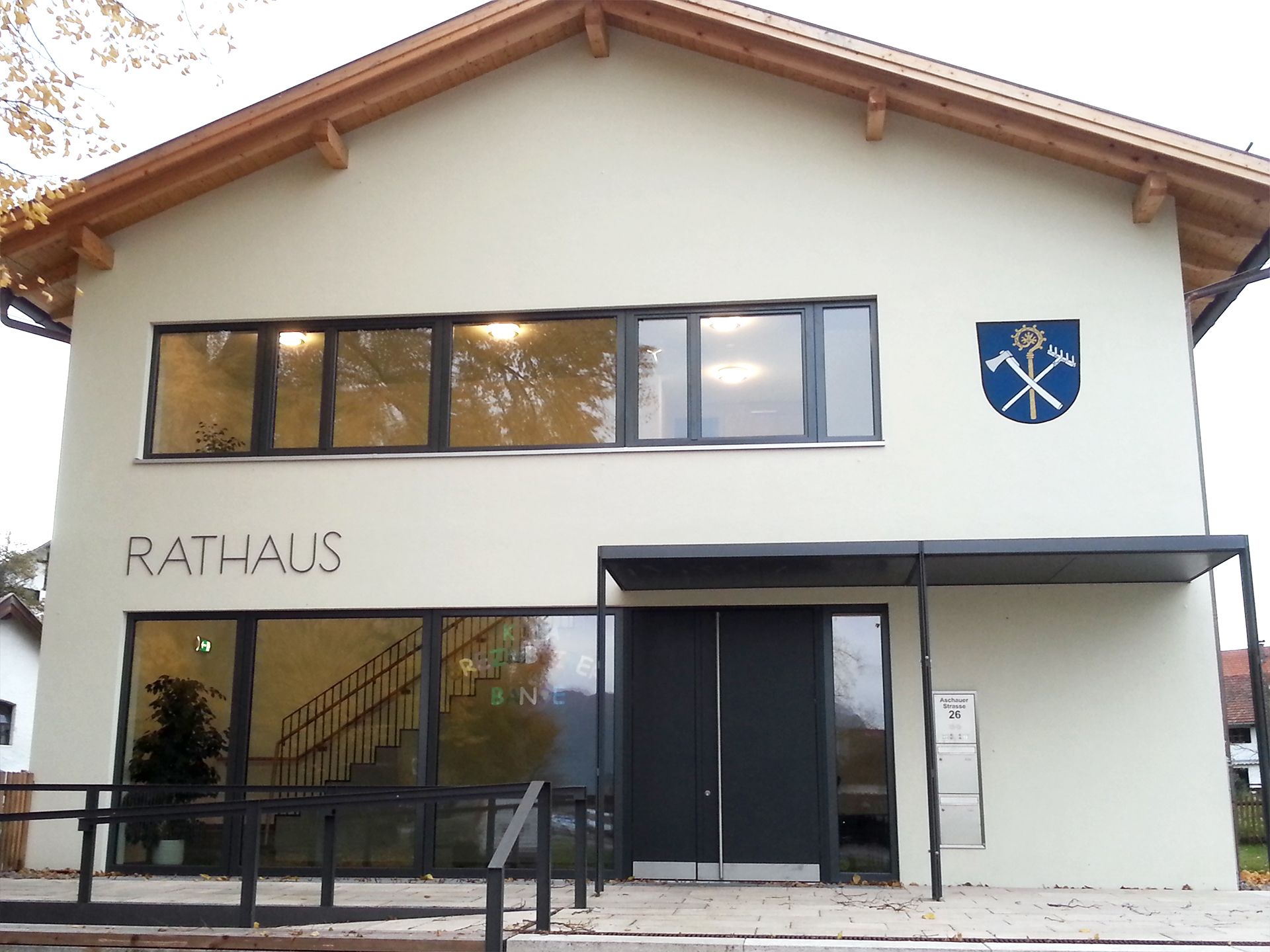 Front helles Gebäude mit der Aufschrift Rathaus und ein Wappen neben den Fenstern