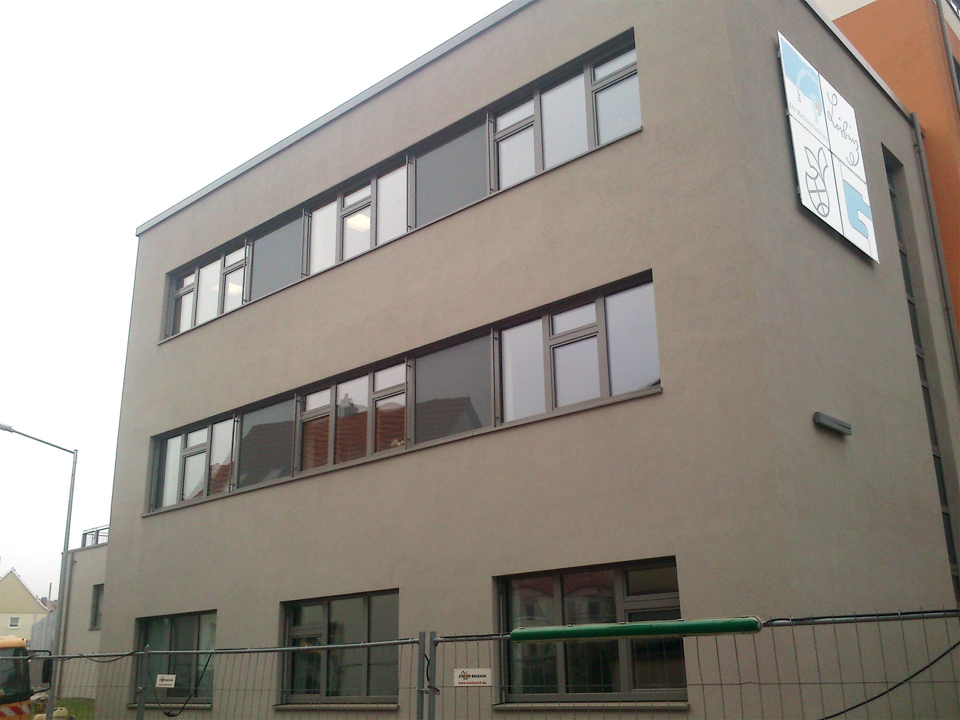 Braunes Gebäude mit schwarzen Fenstern
