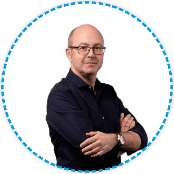 Hombre con gafas, brazos cruzados, vistiendo una camisa azul marino y reloj de pulsera, en un contorno circular azul.