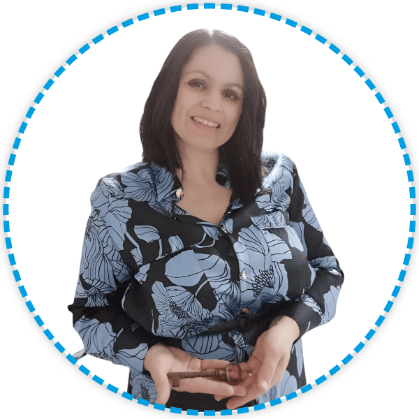 Mujer de cabello oscuro, vestida con una camisa floral azul, enmarcada por un círculo punteado azul.