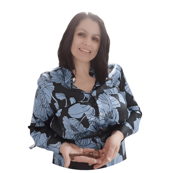 Hombre sosteniendo y mirando un objeto decorativo colorido.