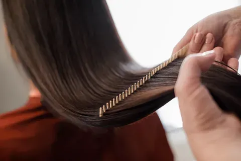 Una mujer se está cortando el pelo en la peluquería.