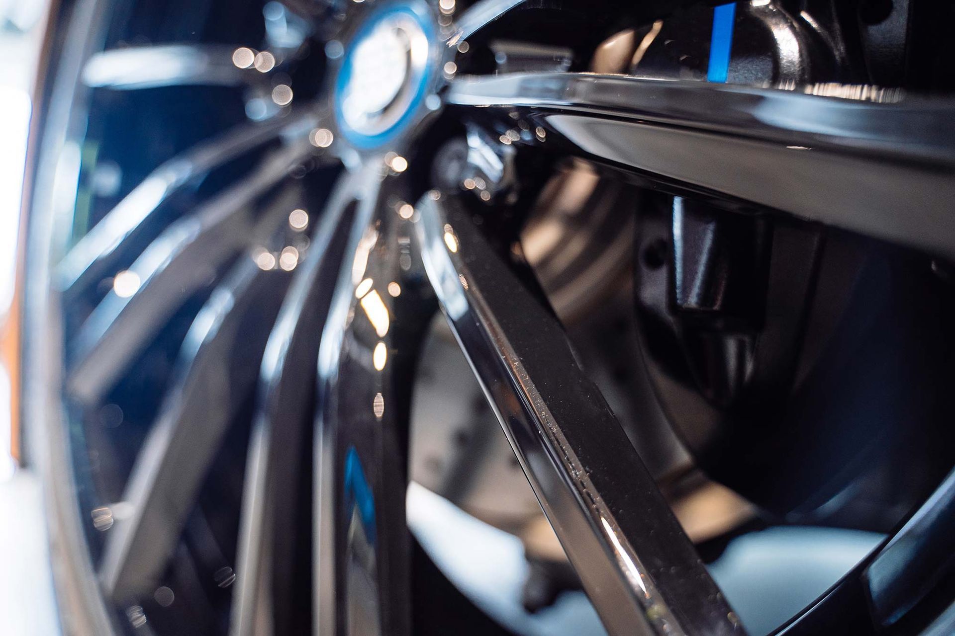 Eine Nahaufnahme eines Autorads in einer Garage.