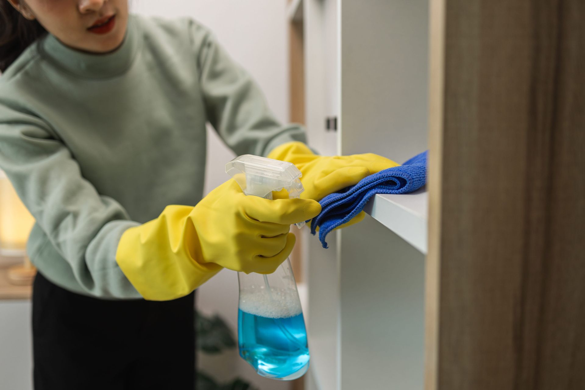 Una cinta métrica amarilla forma el contorno de una casa alrededor de un martillo y una llave inglesa sobre un fondo azul.