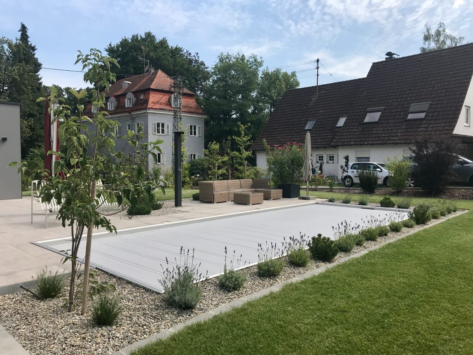 Ein großer Swimmingpool mit einem Haus im Hintergrund