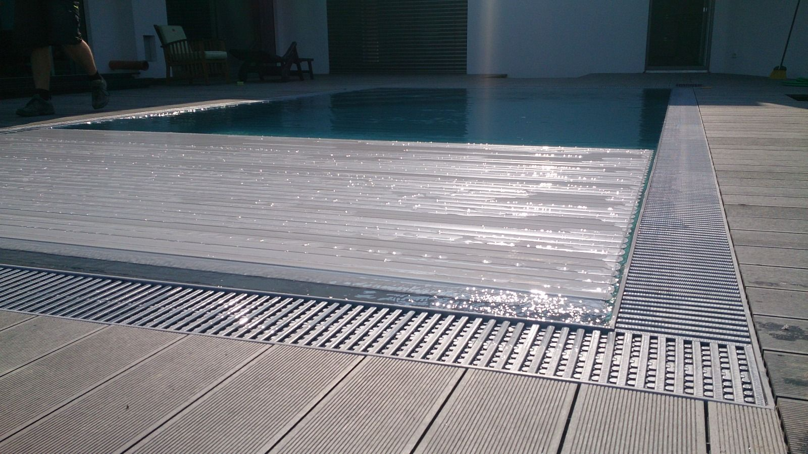 Ein Swimmingpool mit einer Holzterrasse drumherum