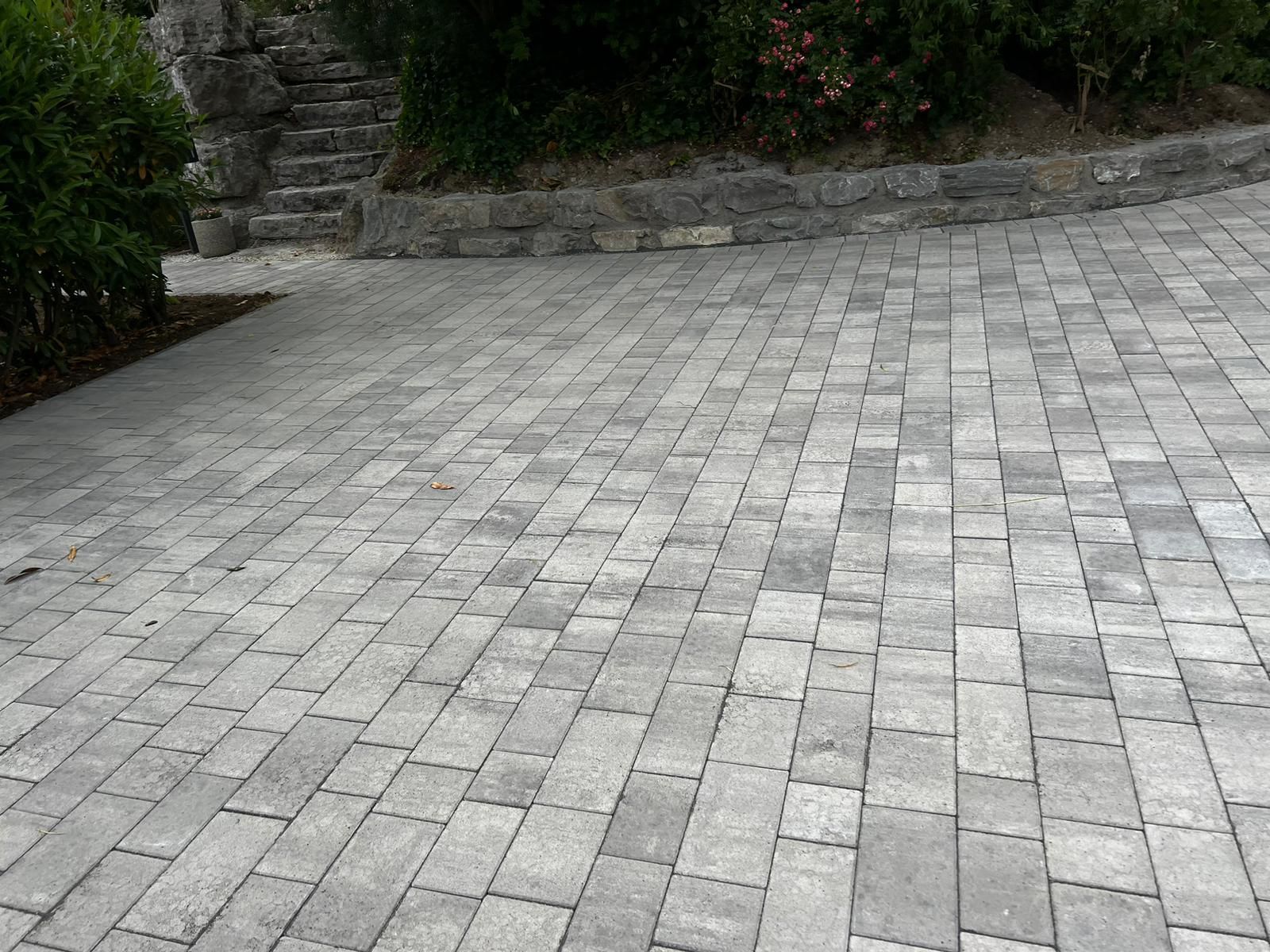 Eine gepflasterte Auffahrt mit Treppen, die hinaufführen.