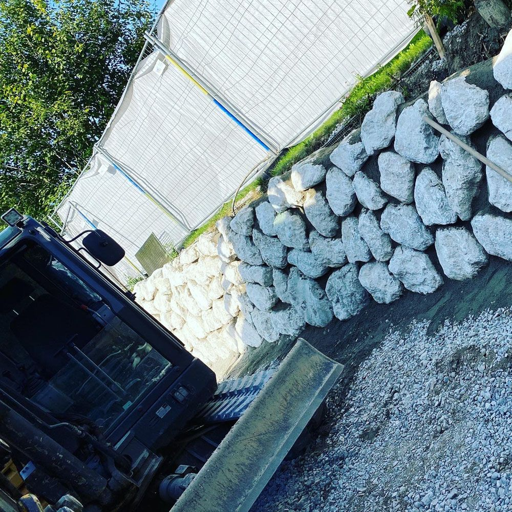 Ein Bulldozer steht neben einem Steinhaufen